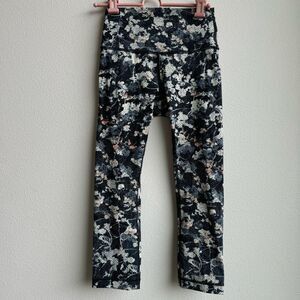 Lululemon Size 4 Small Wunder Under Crop Hi-Rise 21" Inseam Floral Luxtreme